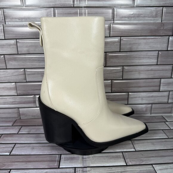 Larroude Women's Cream Leather JAMES Pointed Toe Gold Hardware Boots Size 7-NEW - Picture 1 of 7